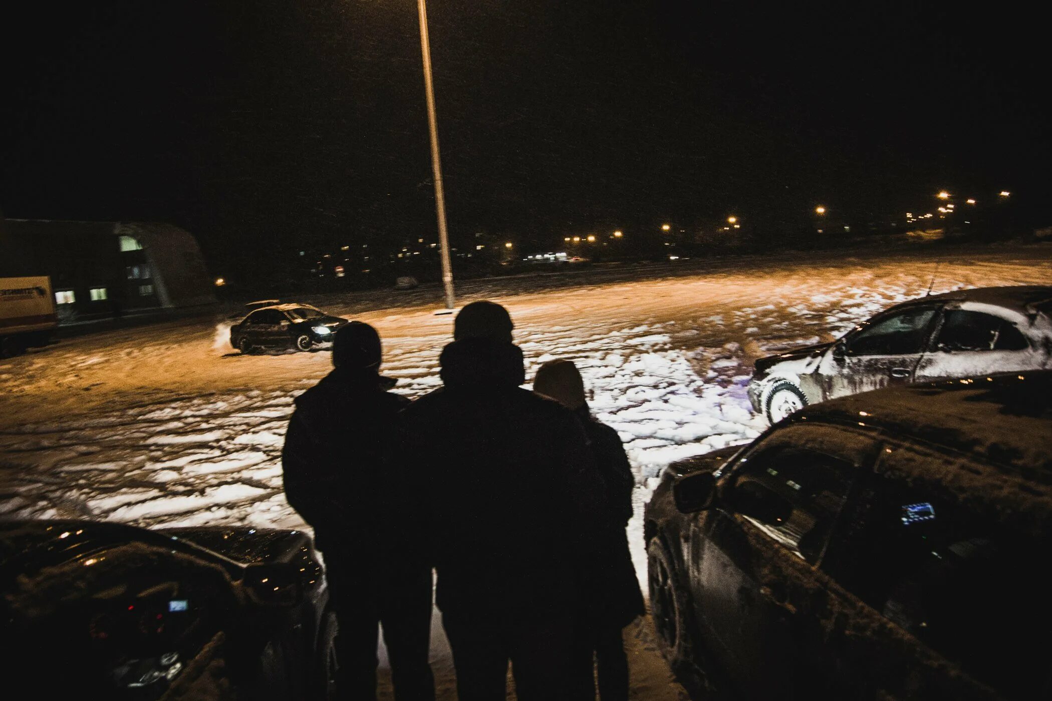 Ночью в 12 часов два приятеля. Пацаны ночью на улице зимой. пацаны около машины ночью. парень возле машины ночью зимой. пацаны в машине ночью.