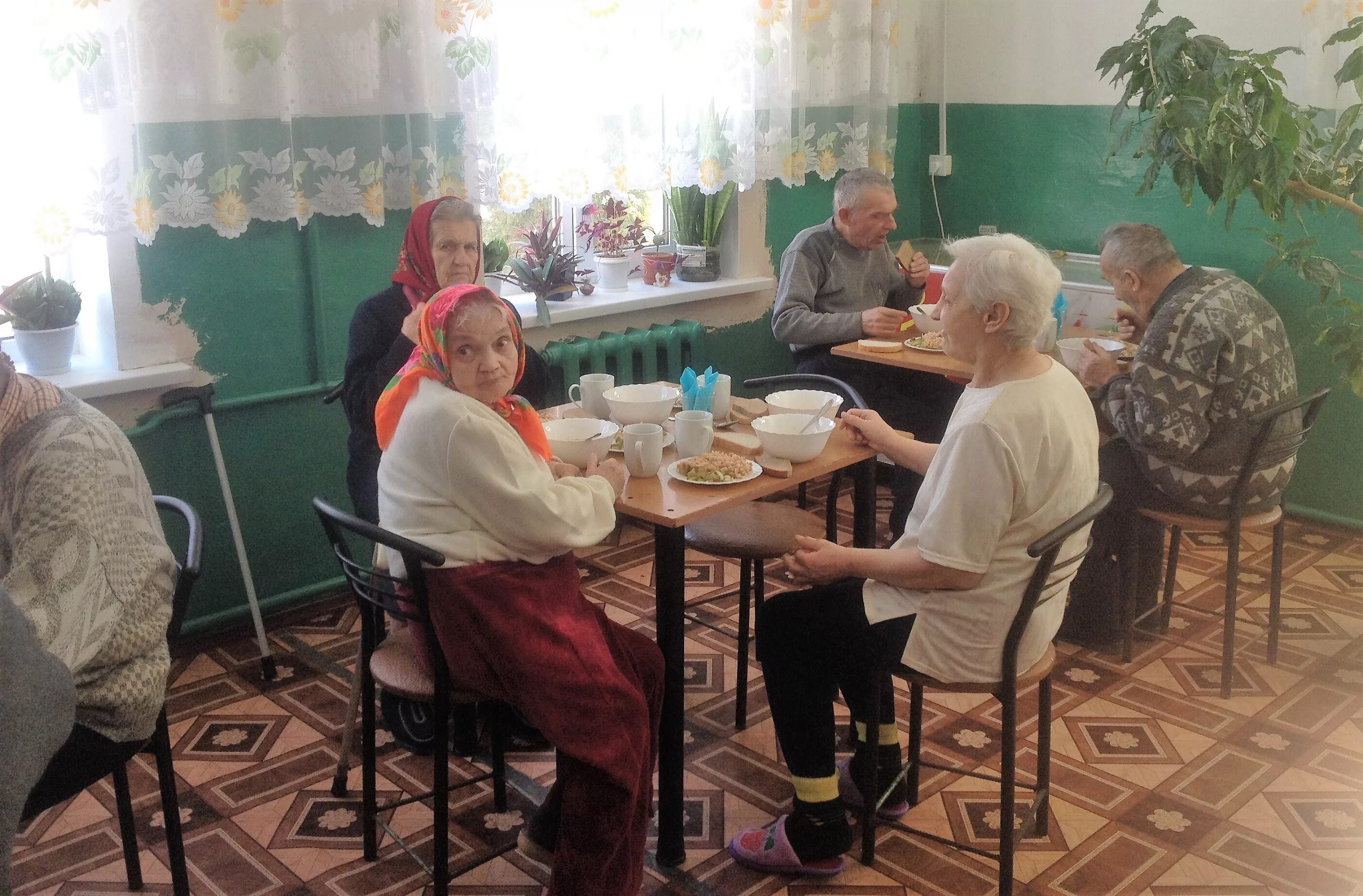 Содержание в домах престарелых. Дом престарелых. старики в столовой. дом стариков. столовая в доме престарелых.