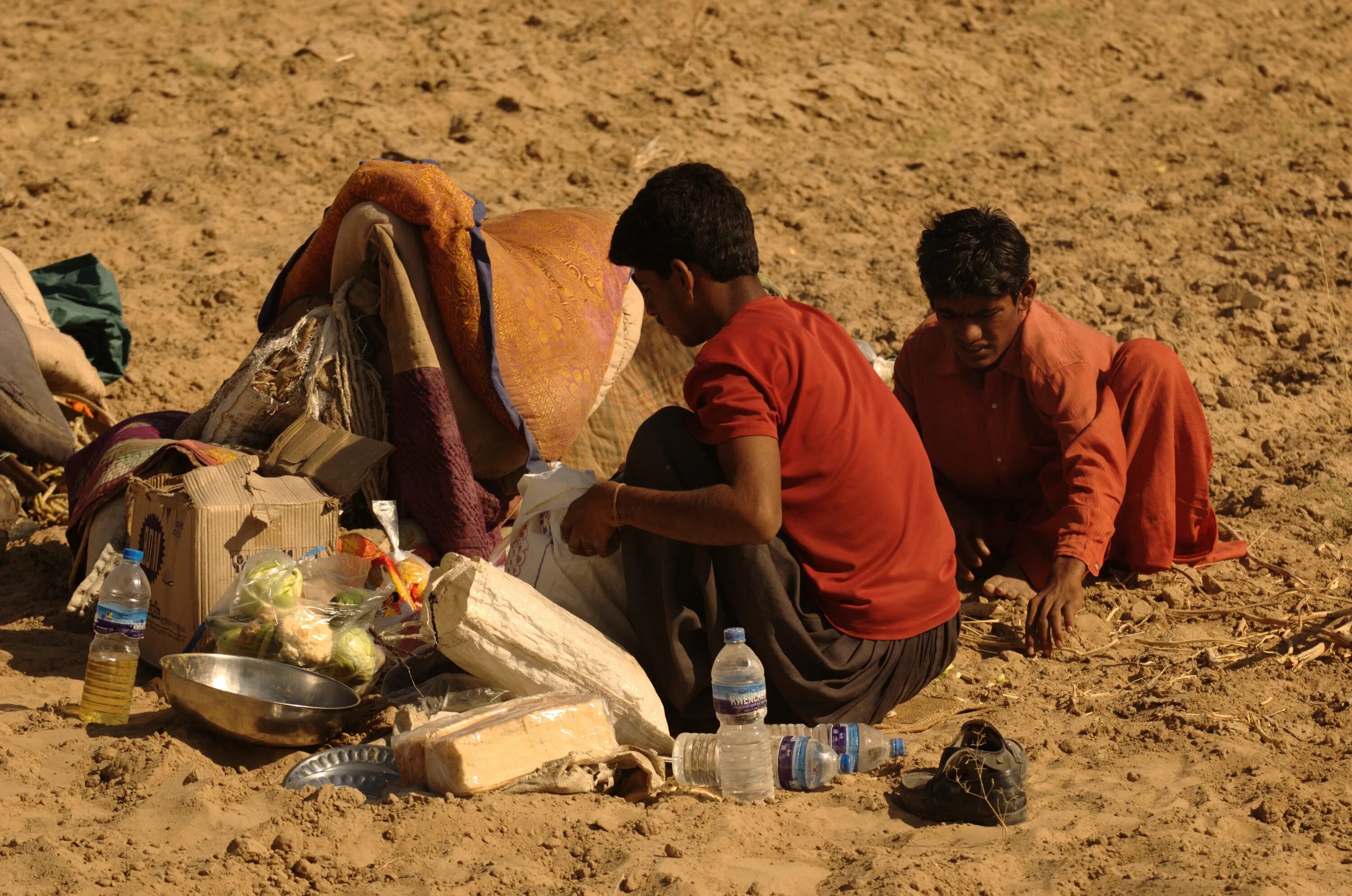 Жизнь и быт в пустыне. Берберы туареги бедуины. Люди живущие в пустыне. Жители пустыни люди. Быт людей в пустыне.