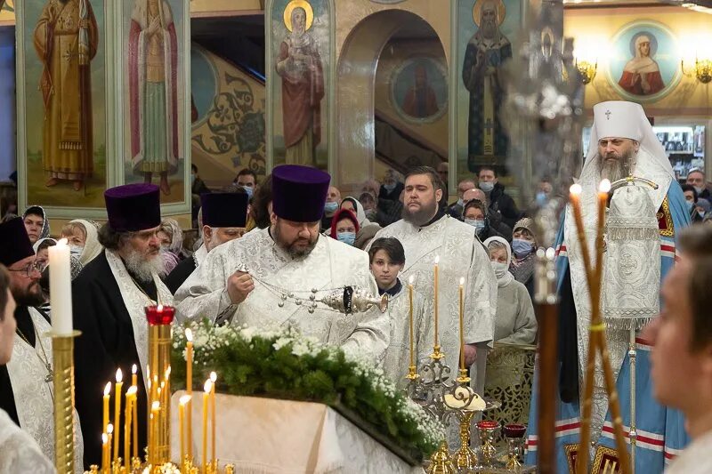 всенощное бдение на крещение. патриарх крестит ребенка. всенощное бдение перед крещением. всенощное бдение перед крещением. канун крестин.