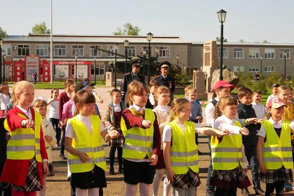 Поселок октябрьский оренбургская область. Посёлок Октябрьский Оренбургская область. Оренбургская область Октябрьский район село Октябрьское. Средняя школа Октябрьского района Оренбургской области. Октябрьская начальная школа.