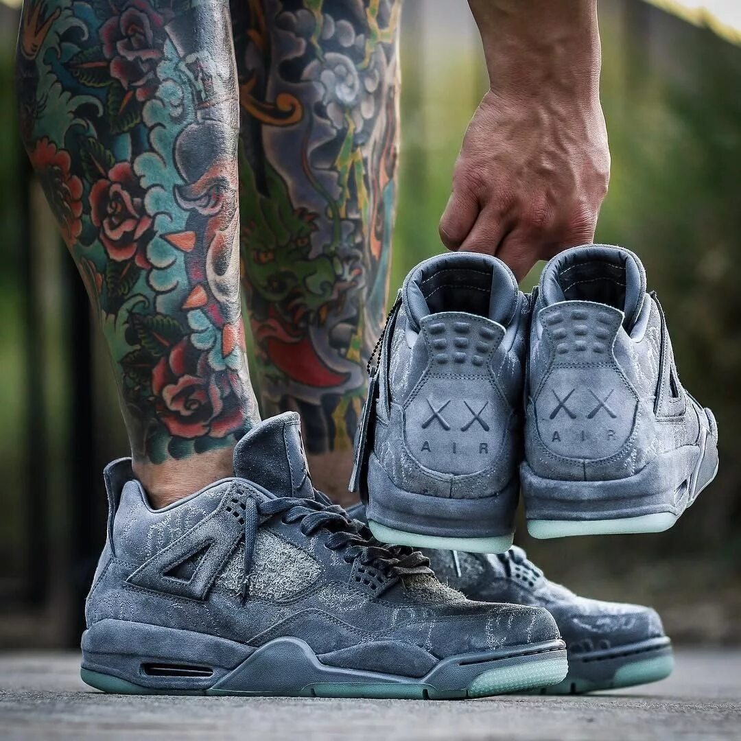Kaws x air jordan 4. Nike air jordan 4 retro kaws grey. Air jordan retro kaws. Nike air jordan 4 retro kaws. Air jordan 4 kaws голубые.