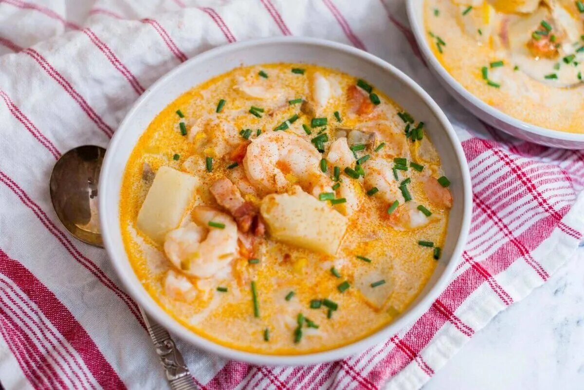 Сырный суп чаудер. Сырный суп с креветками. Суп с креветками и сыром.