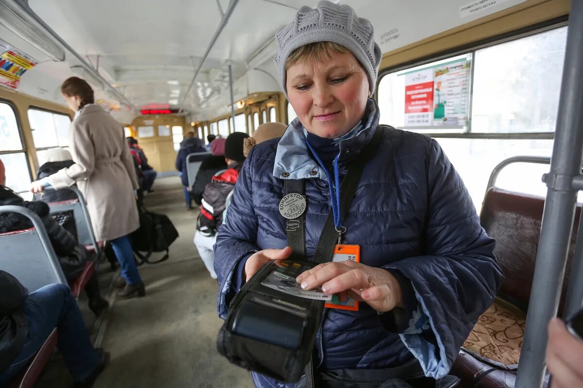 Повышение проезда в общественном. Кондуктор с билетами. Кондуктор в транспорте. Подорожал проезд в общественном транспорте. Проезд в маршрутке.