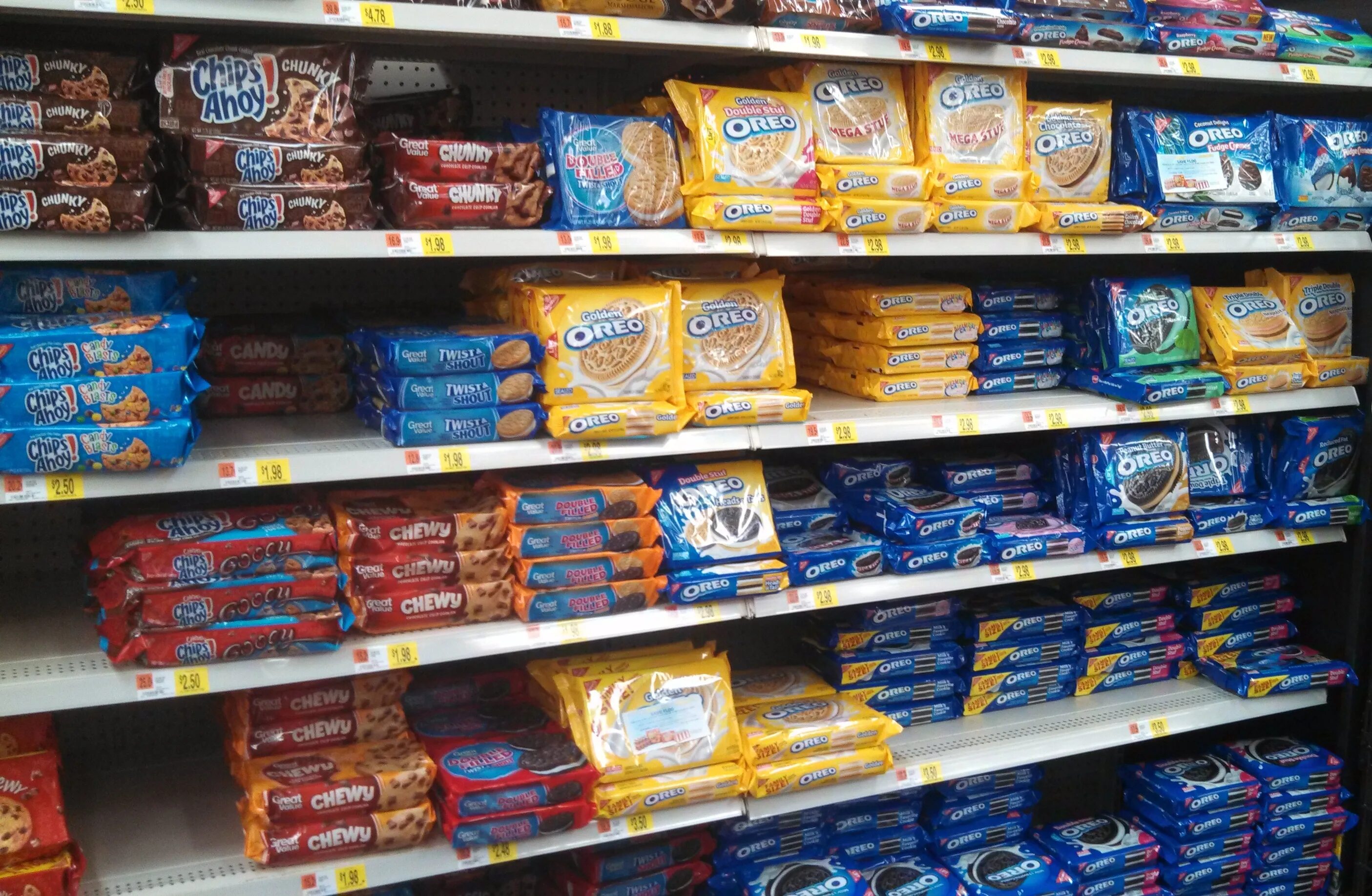 Выкладка печенья. Печенье в магазине. Печенье в магазине. Кондитерские изделия печенье. В магазине продаётся несколько видов.