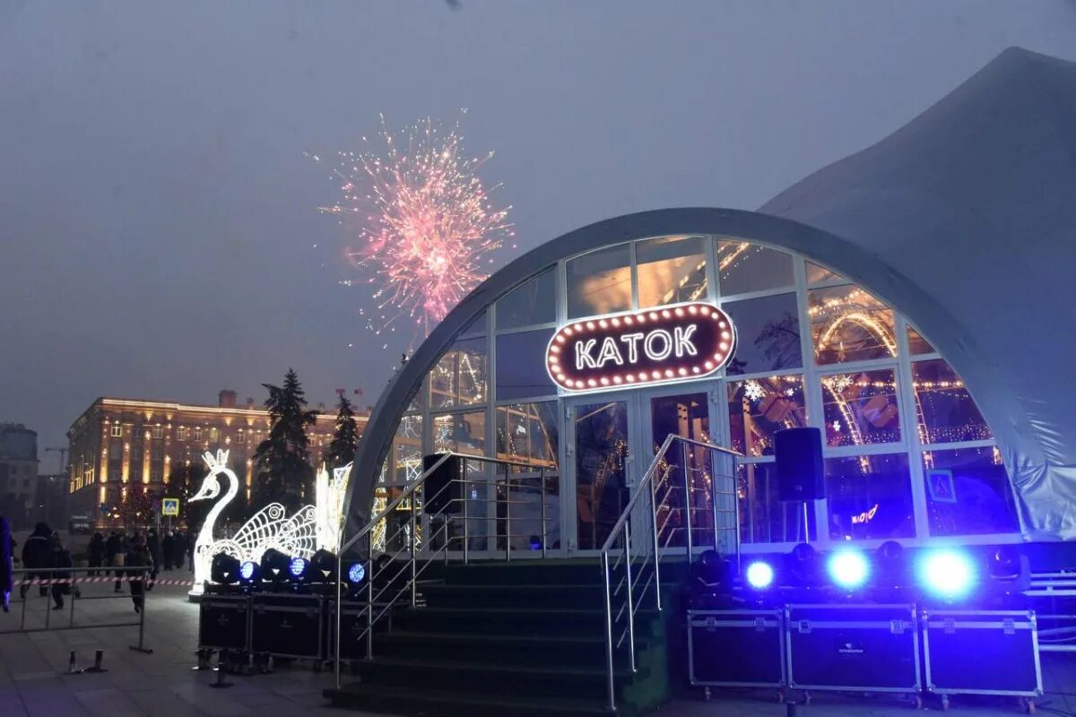 Гул в белгороде. Каток на соборной площади белгород. соборная площадь белгород 2025. каток в белгороде на площади в 2025. каток белгород 2025.
