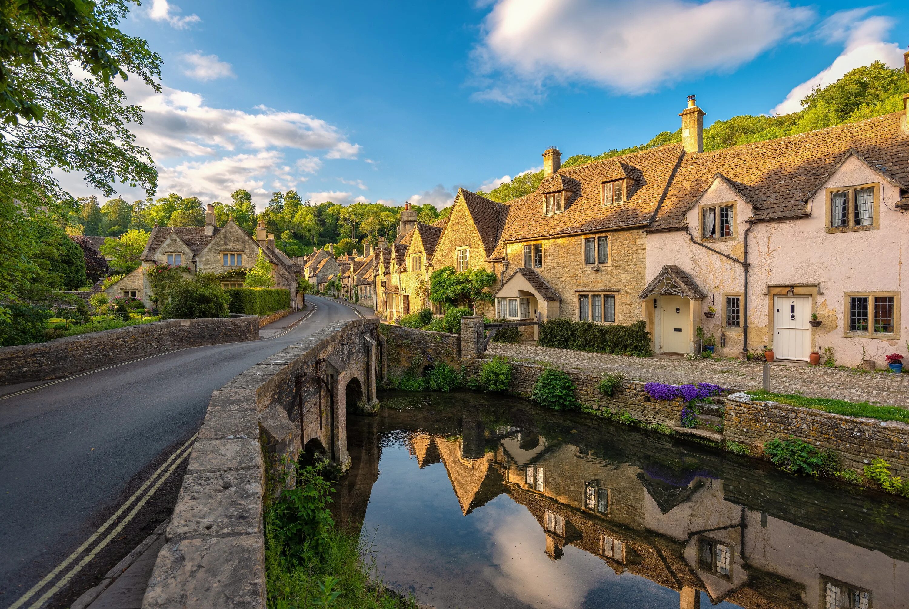 Уилтшир Англия. Англия деревня Castle Combe. Уилтшир Англия деревня. Котсуолд Хилс Англия. Village крепость