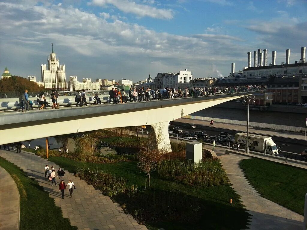 Рассвет на москве-реке м. Вид на кремль с патриаршего моста. Над москвой рекой на круче. Парк зарядье стеклянный мост. Рассвет над москвой рекой мусоргского.