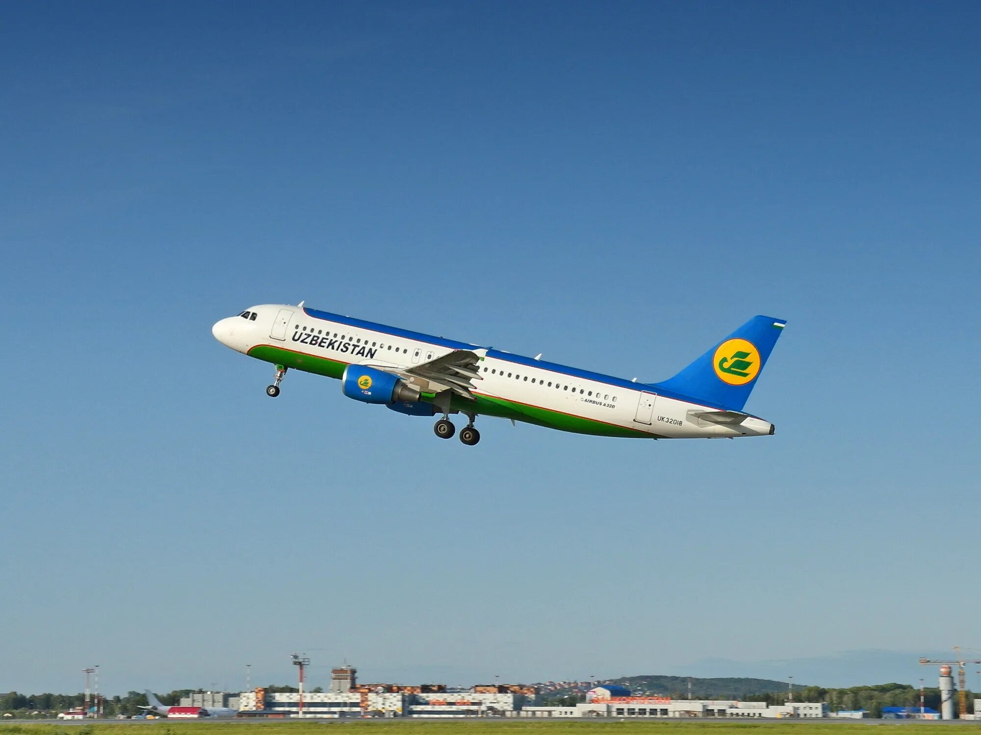 Уз аир. Самолет Узбекистан хаво йуллари. A320 Uzbekistan Airways. А320 хаво йуллари. Аэробус а320 хаво йуллари.