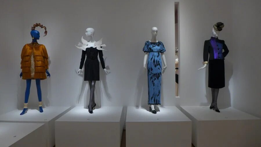 Цум бутик saint laurent. Музей берберов ива сен лорана. Ив сен лоран москва бутик. Ив сен лоран коллекции 1980. Ив сен лоран бренд одежды.