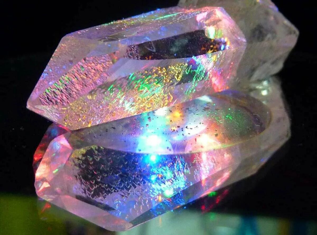 Турмалин Радужный кварц. Камень Crystal Quartz. Самоцветы минералы Кристалл. Иризация кварца. Радуга камни самоцветы