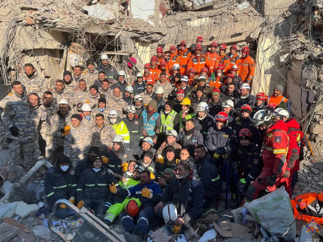 Мчс катастрофы. Аварийно-спасательные работы. Поисково спасательные работы в завалах. Спасатель мчс. Мчс россии землетрясение.