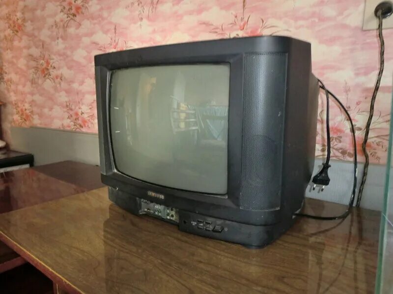 Куплю бэушный телевизор. Бэушный телевизор. Дешевый бэушный телевизор. Телевизор дешёвый старый. Телевизор Samsung 200.