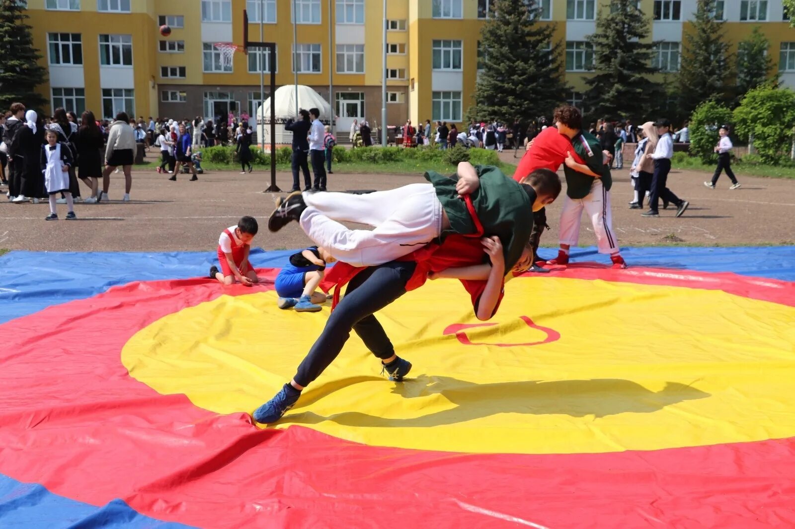 Сабантуй уфа. Сабантуй борьба. Национальный праздник Сабантуй. Борьба корэш. Сабантуй мероприятия.