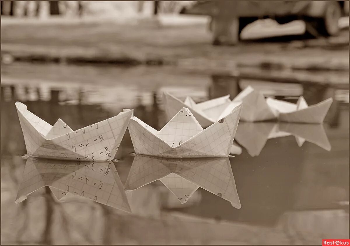 Весенний кораблик из бумаги. Бумажный кораблик весной. Кораблик в ручье.