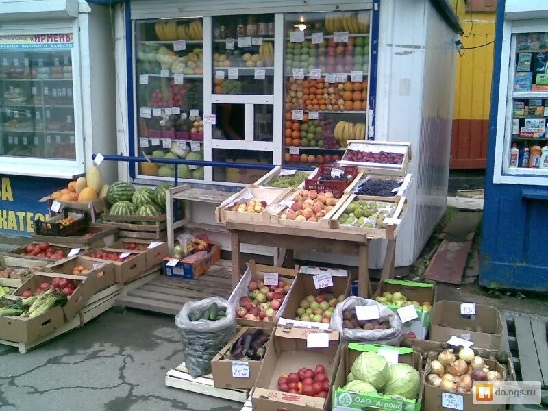Рынок продавщица фрукты. Продавщица на рынке. Кому можно торговать. Товары первой необходимости. Кому можно торговать.