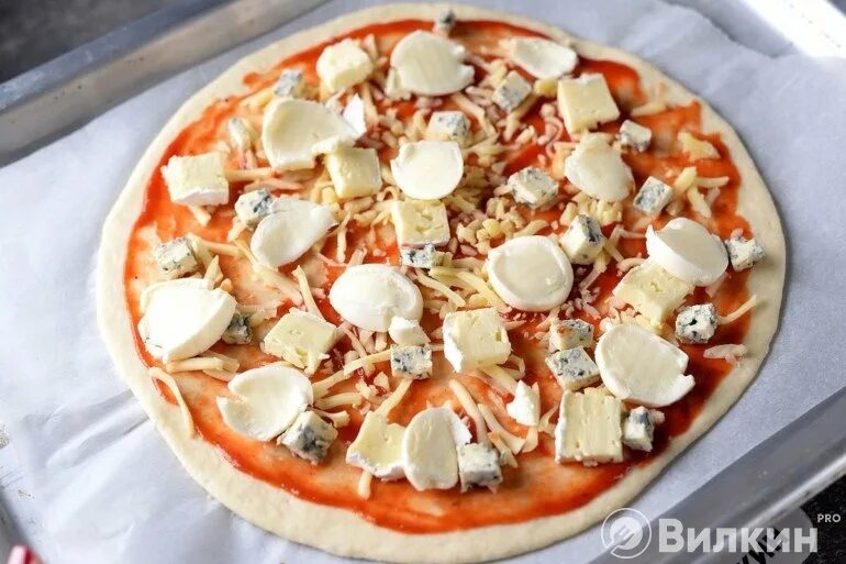 Какой сыр лучше использовать для пиццы. Пицца с плавленным сыром. Пицца 3 сыра. Сыр для пиццы нарезанный. Хороший сыр для пиццы.
