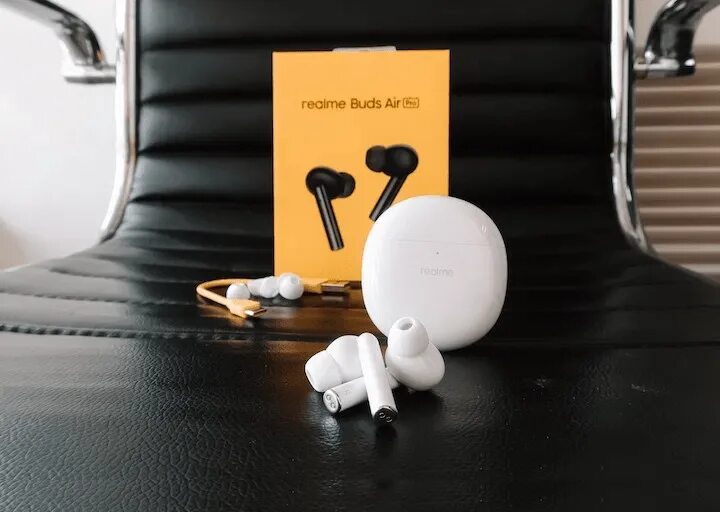 Jbl buds tws. Realme Buds Air чехол. Наушники JBL c100 TWS (белый). Наушники TWS Buds Air 2 чехол. Наушники TWS Realme Buds Air 3 чехол.