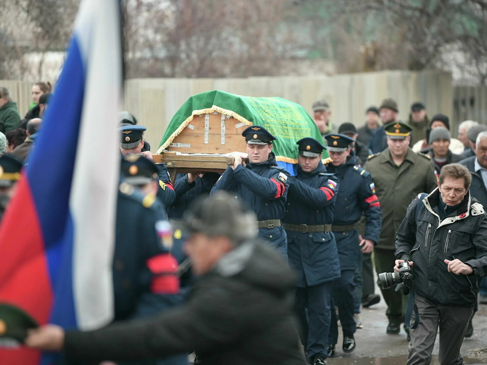 Похороны военнослужащего. Военные похороны в России. Похороны военных на Украине.