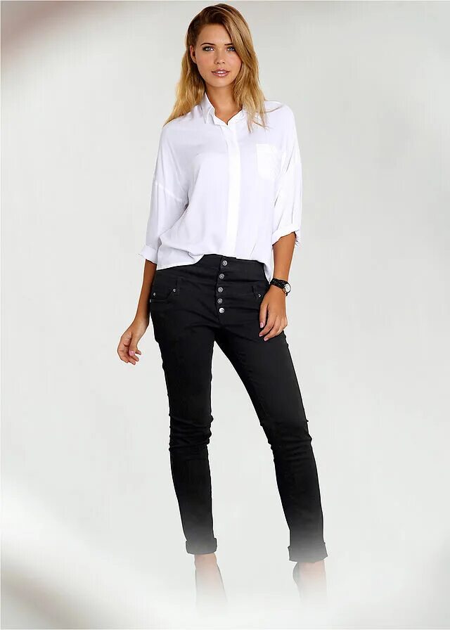 Черные брюки белая блузка. Белая блузка и черные брюки. Белые штаны черная рубашка. Блузка к узким брюкам. Черная блузка и белые штаны.