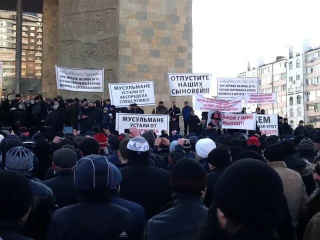 Митинг мусульман. Митинги против Ислама. Мусульманские митинги. Митинг мусульман в Москве.