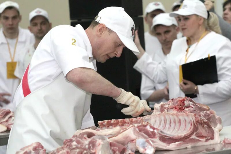 Обвальщик минск. Обвальщик на мясокомбинате. Жиловщики и обвальщики мяса.