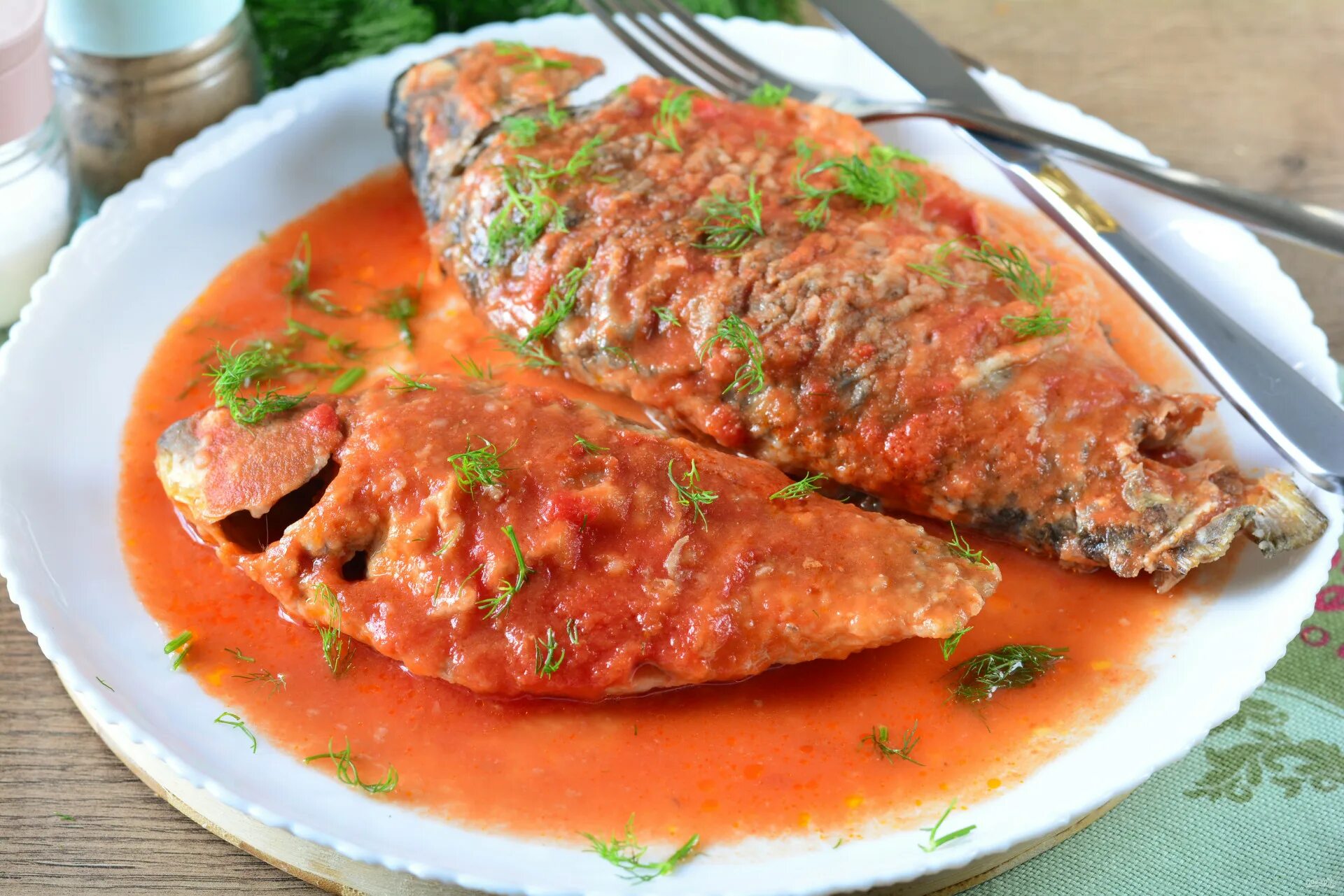 Жареная рыба подливом. Рыба в томатном соусе. Жареная рыба в томатном соусе. Жареная рыба тушеная в томате. Жареная рыба с томатным соусо.
