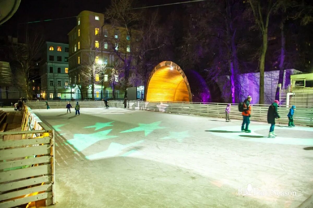 Каток баумана купить билет. Парк Баумана каток. Парк имени Баумана каток. Каток в саду Баумана. Сад имени Баумана каток.