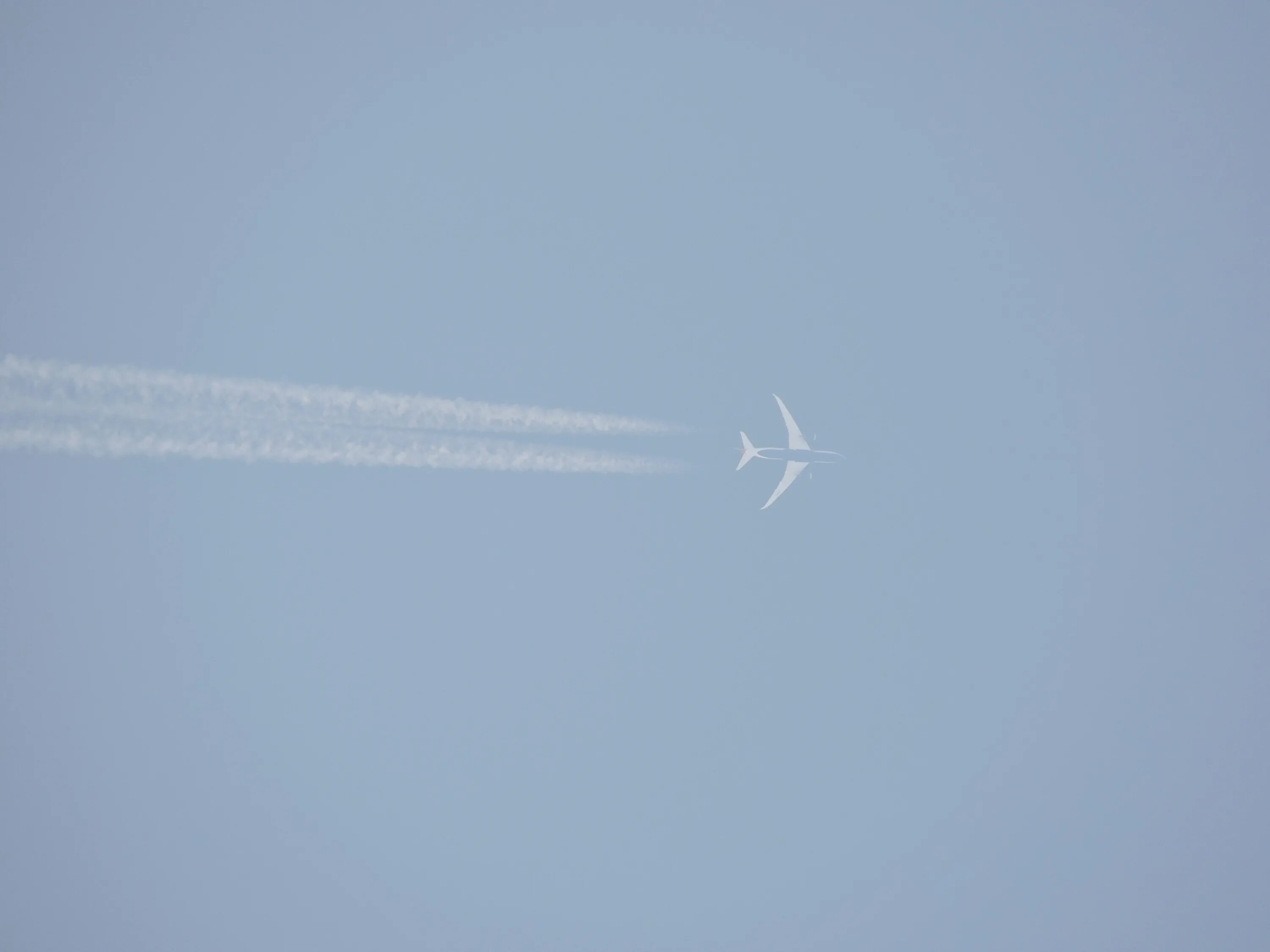 Почему след от самолета. Самолет в небе. След самолета. Прозрачный самолет. След самолета в небе.