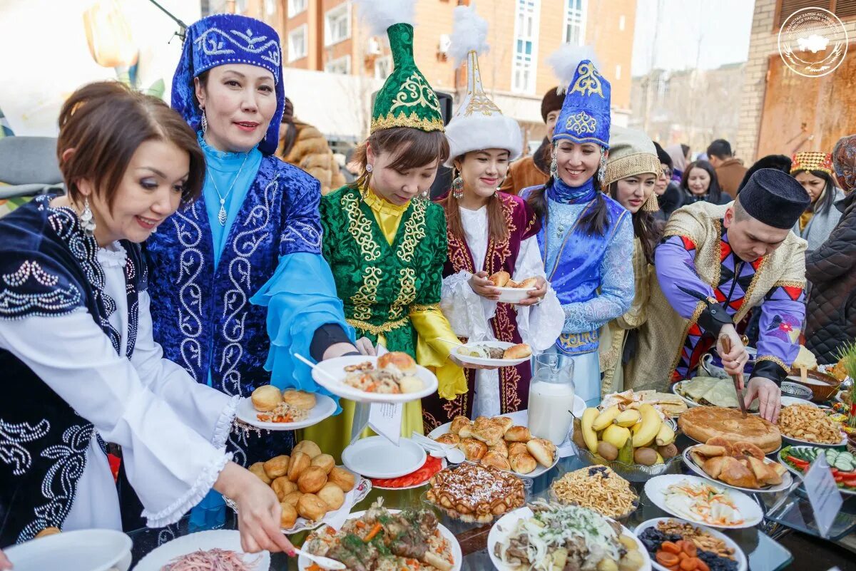 Какие блюда на наурыз. Наурыз мейрамы в Казахстане. С праздником Наурыз мейрамы. Праздник Навруз Казахстан. Празднование Наурыза в Казахстане.