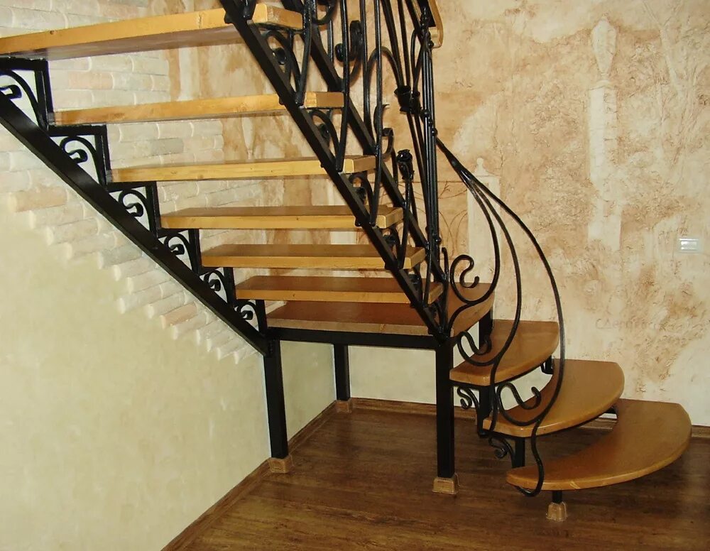 Металлическая лестница. Железная лестница. Лестница металлическая на второй этаж. Лестница из металла.
