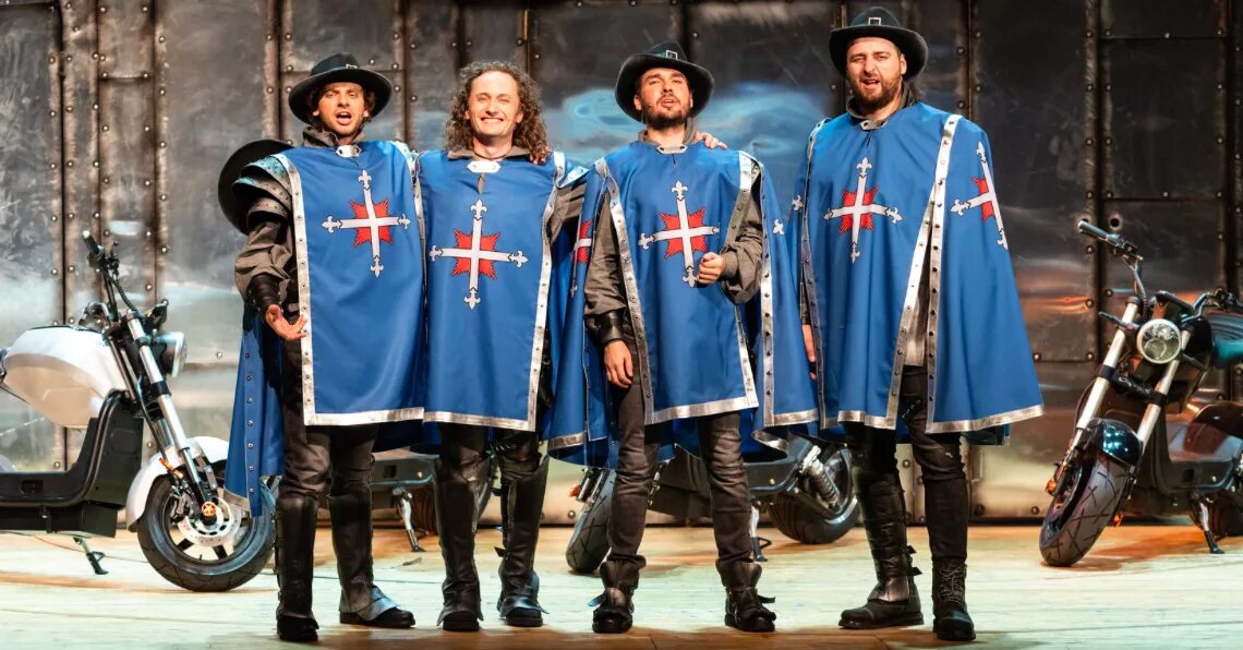 Мушкетер это. 3 мушкетера атос. Накидка мушкетера. Мушкетер это. Арамис мушкетер.