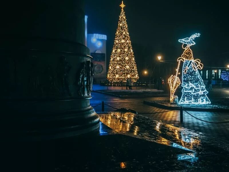 Театральная площадь в новогоднюю ночь. Театральная площадь Курск Новогодняя. Курск Театральная площадь новый год. Елка в Курске на театральной площади. Новогодний Курск.