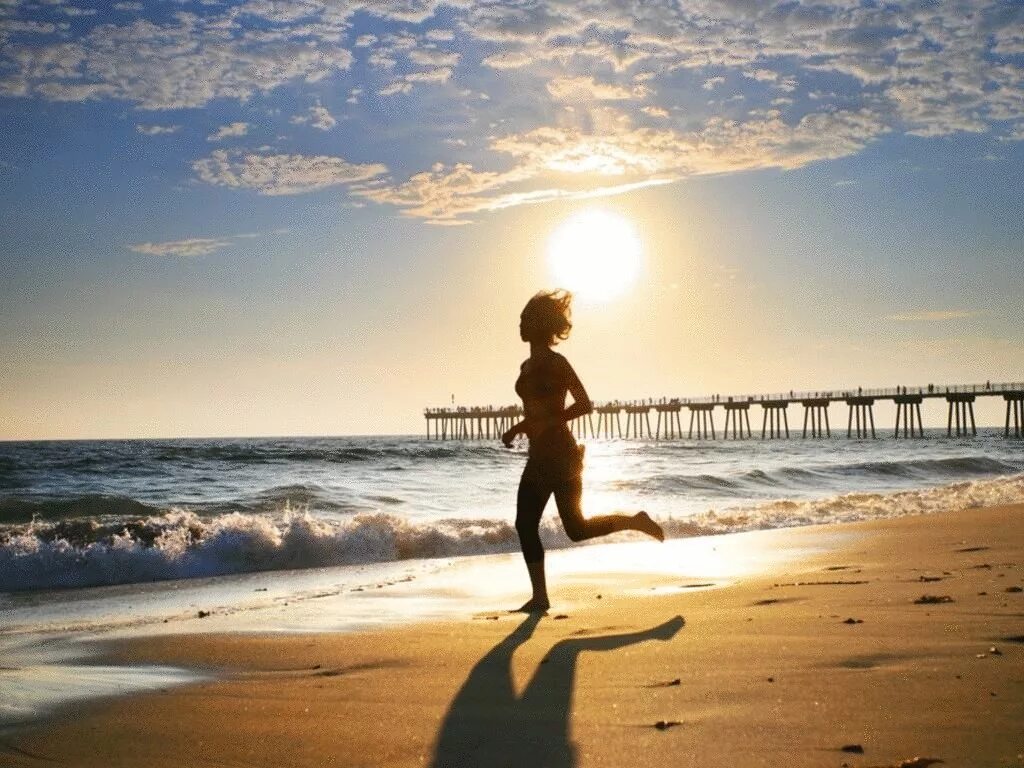Мотивация летом. Пробежка по берегу моря. Бег у моря. Бег вдоль моря. Девушка бежит к морю.
