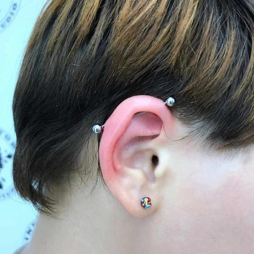 Пирсинг уха индастриал вертикальный. Пирсинг уха индастриал стрела. Индастриал после прокола. Индастриал после прокола. Пирсинг уха индастриал стрела.