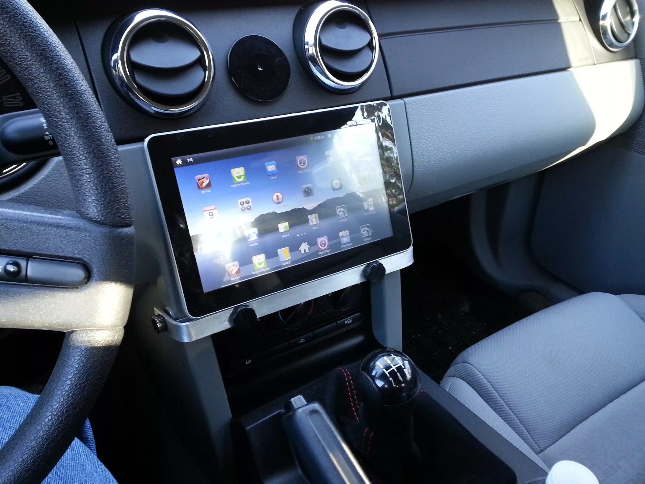 Можно ли установить на планшет. Audi TT mk1 Double din. Планшет магнитола 2 Дин в авто. Планшет 7 дюймов на торпеду с подключением снизу. Держатель для планшета в машину.