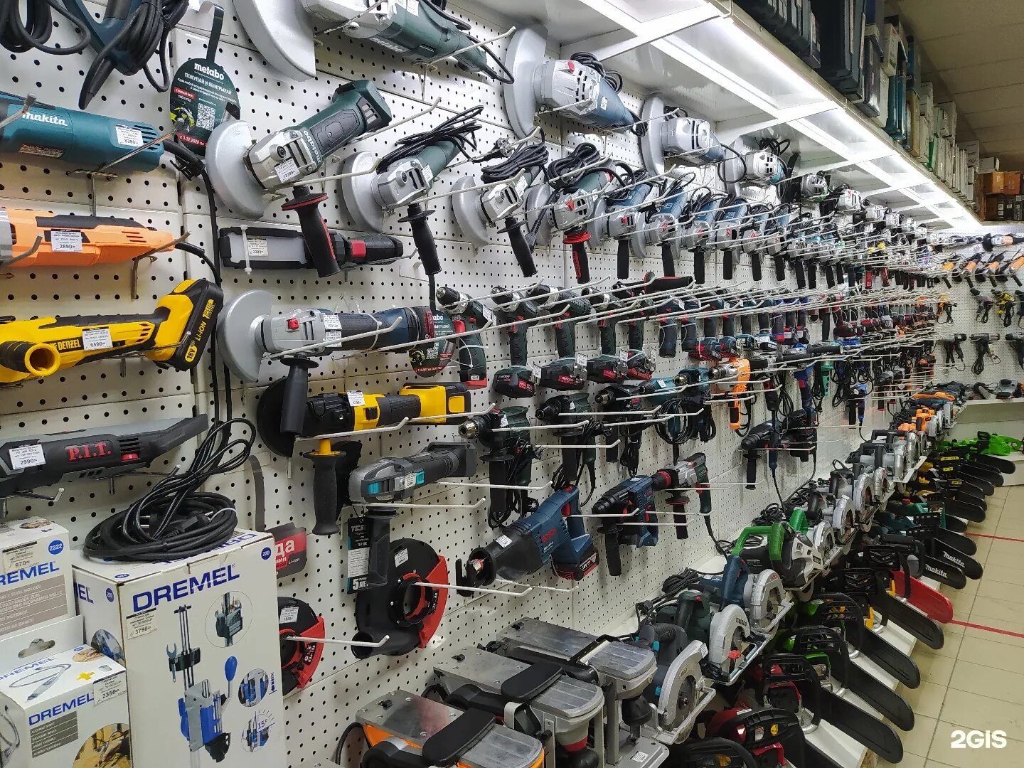 товарные запасы на складе. витрина для инструмента. покупатель в магазине стройматериалов. электроинструмент витрина. выкладка инструмента в магазине.