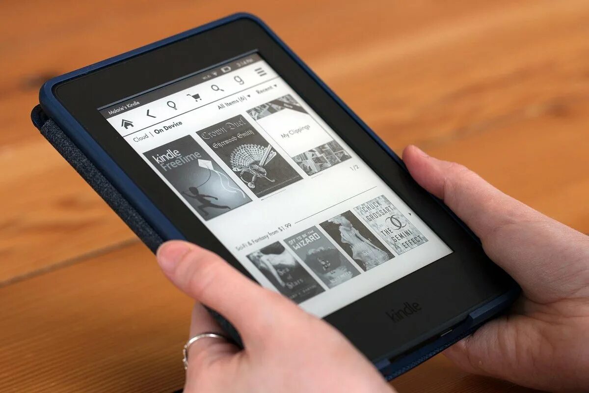 Современная библиотека электронных книг. Amazon kindle 1. книга амазон киндл. электронная книжка. читалка на электронных чернилах.