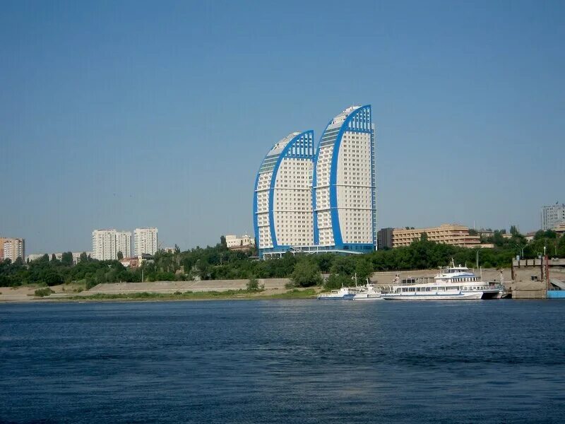 Волжские паруса дома волгоград. Волгоград 2018 волжские паруса. Волжские паруса волгоград. Плавучий дом на волге волгоград. Волгоград 2018 волжские паруса.