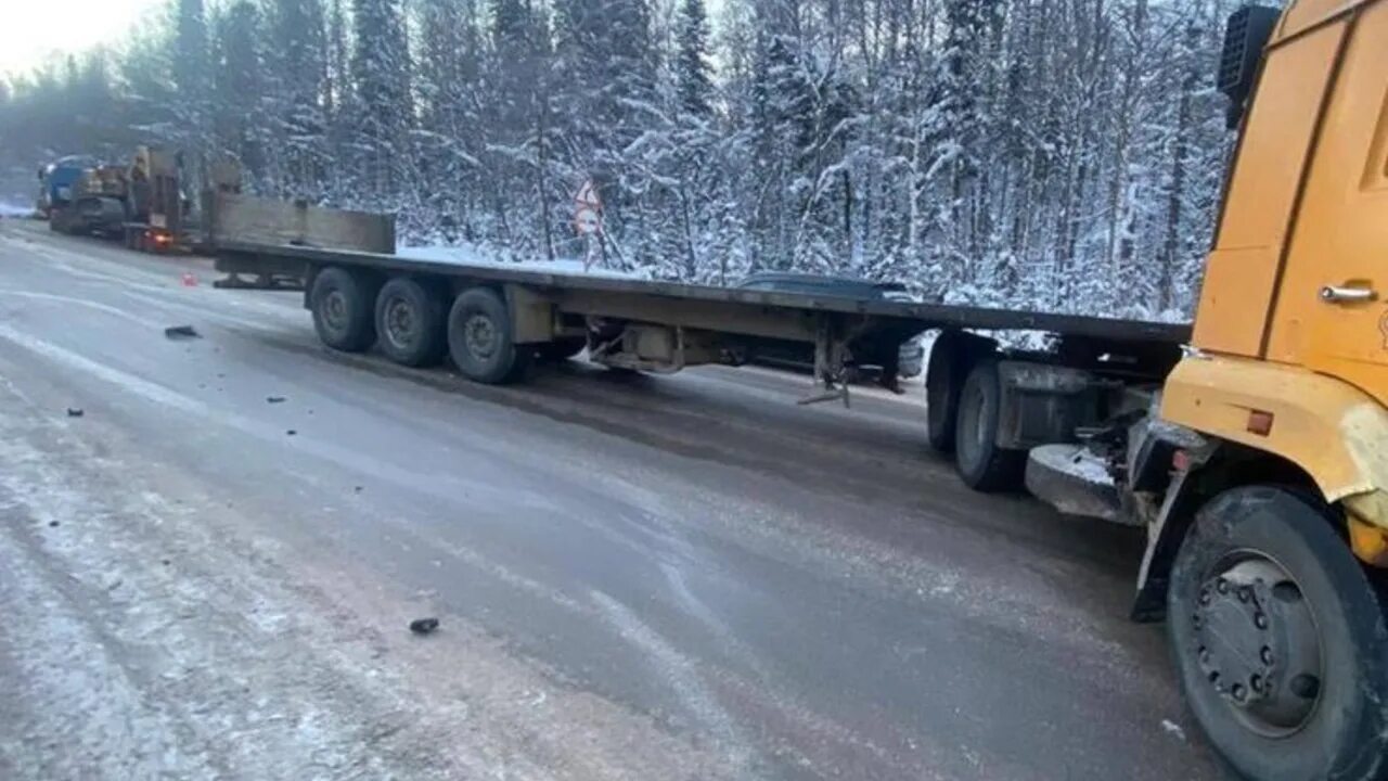 Авария фур под красноярском. Автомобиль на трассе. Аварии фур Красноярский край.