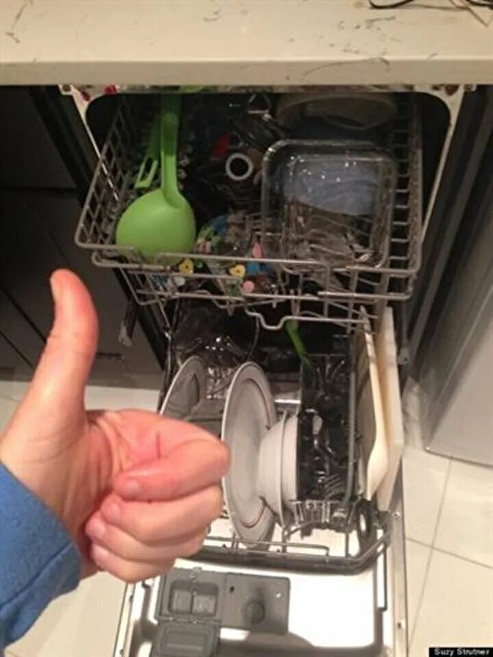 Почему посудомоечная машина стала. Посуда в посудомойке. Мыть посуду в посудомоечной машине. Посудомойка помыла посуду. Моющие посудомоечные машинки.