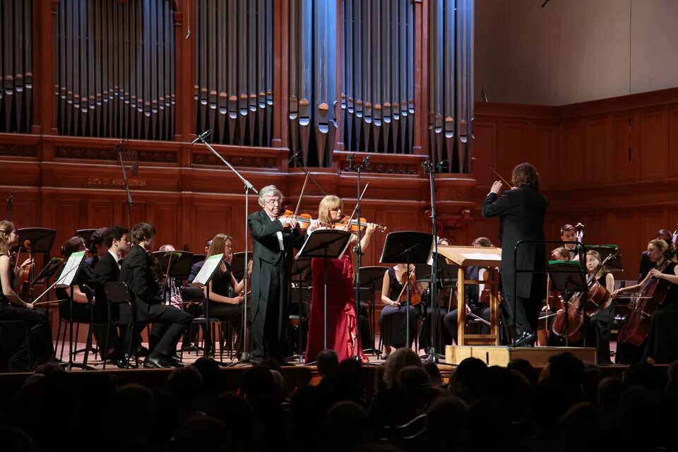 Оркестр гуревича таганрог. Владимир спиваков дирижер. Дирижер симфонического оркестра виртуозы москвы владимир спиваков. Флейтистки консерватория петербург. Спиваков скрипка концерт.