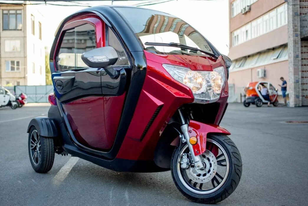 Скутер транспортное. Triscooter Trike Tricycles ELEJULI 2000-01w – el (ev). Трицикл Triscooter. Электроскутеры 4 колесный с кабиной модель Велес. Скутер трицикл Triscooter Avrora 2000w el (ev) с кабиной.