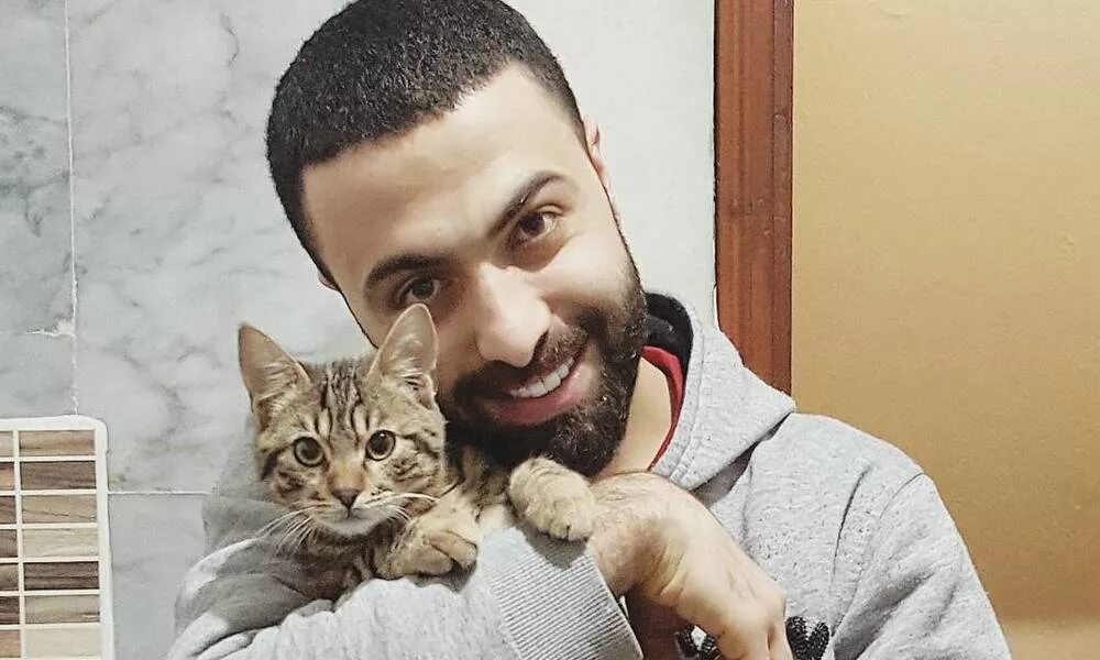 Блогер кошка. Турецкий блоггер с котом. Кибриц Лев Коша Турция. Блоггер Турция.