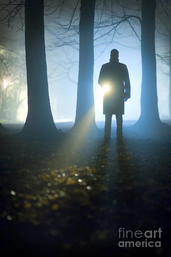 Человек с фонариком в лесу. Звездное небо в горах. Фонарик светит в темноте. Человек с фонариком в темноте. Путь фонарей.