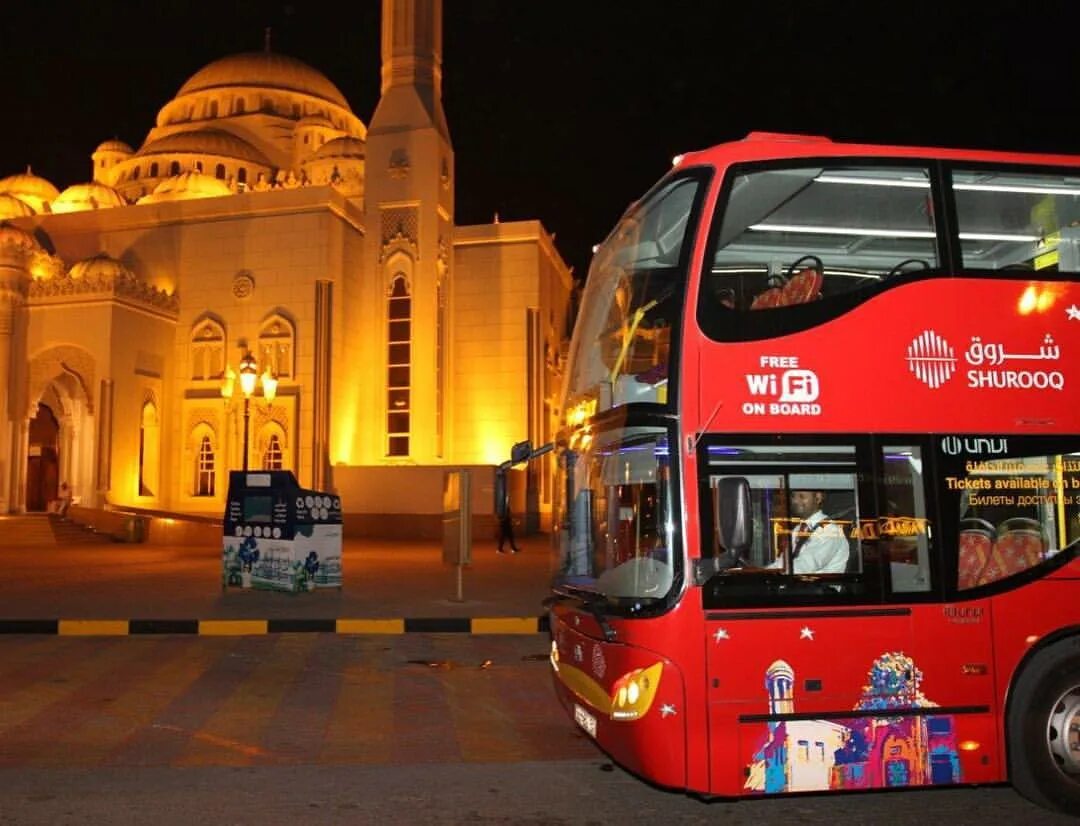 Экскурсионный автобус в Шардже. City Sightseeing Sharjah. Автобусные экскурсии по вечерней Москве. Двухэтажный автобус Шарджа. Вечерние автобусные экскурсии