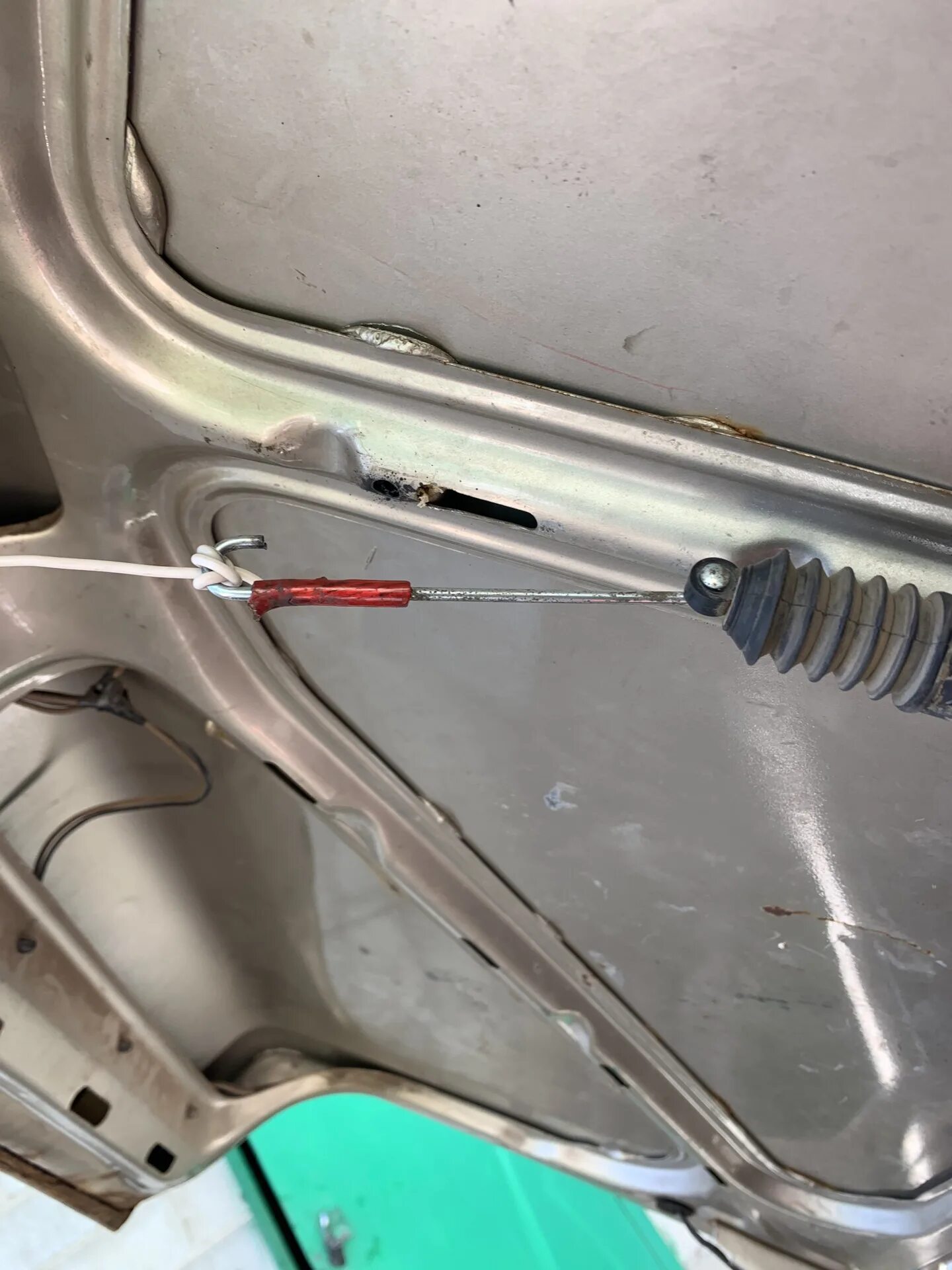 Привод открывания багажника 21099. Кнопка багажника 21099. Дверь ваз 2109 изнутри. Дверь ваз 2114. Кнопка багажника 21099.