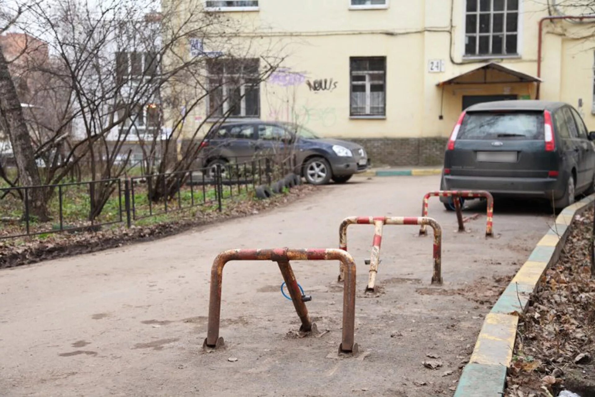 Парковка парковочное место. Ограждение для парковки во дворе. Парковка во дворе. Незаконные парковочные ограждения.