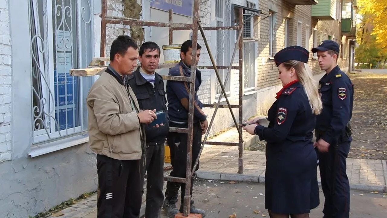 Депортация таджиков видео. Депортация таджиков. Депортация ФМС. Полиция задержали мигрантов Курери. Сотрудники миграционной службы депортация.