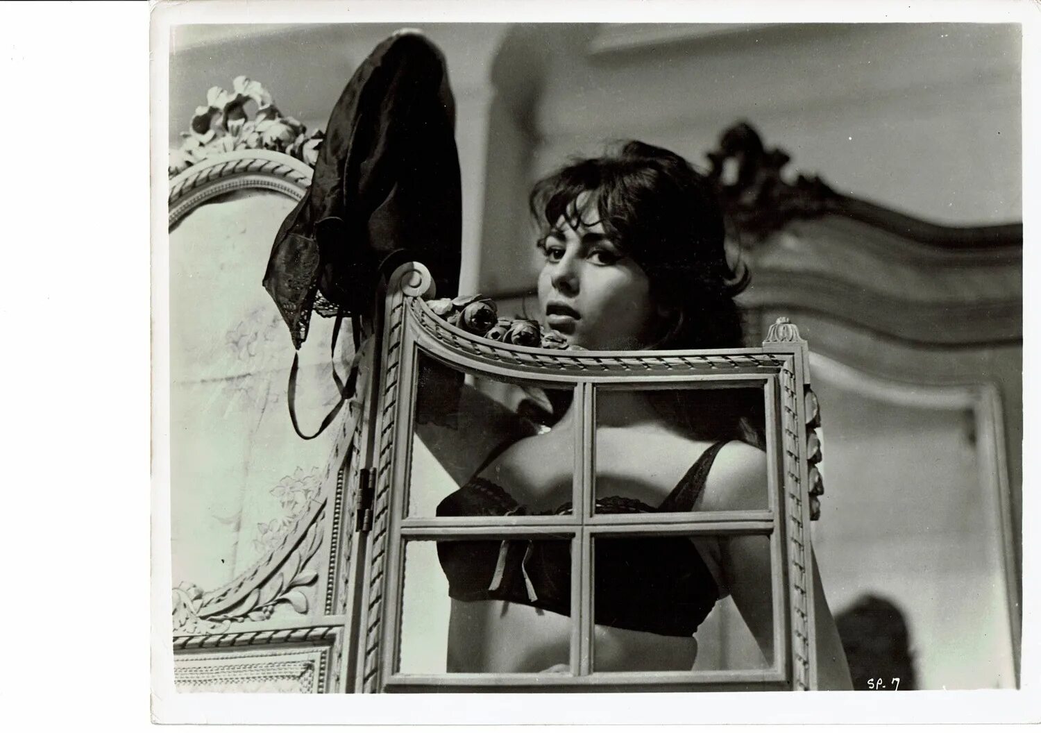 Shoot the piano player. Стреляйте в пианиста фильм 1960. Мишель Мерсье и Джина Лоллобриджида. Стреляйте в пианиста фильм 2018. Мишель Мерсье в чулках.